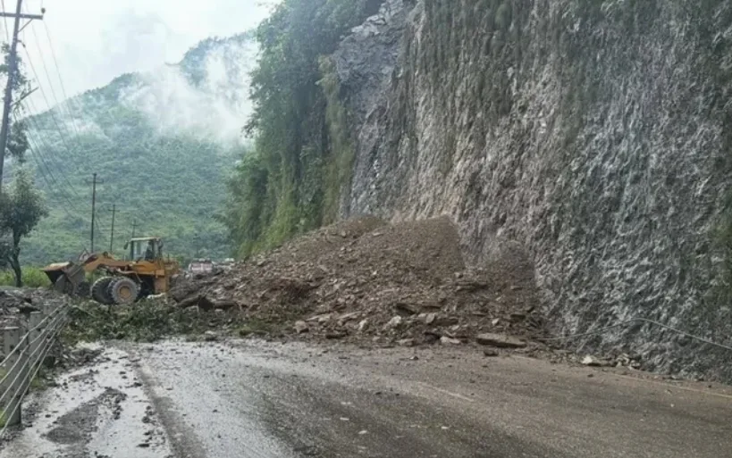 मुग्लिन-नारायणगढ सडकखण्डको १५ किलोमा पहिरो, यातायात एकतर्फी