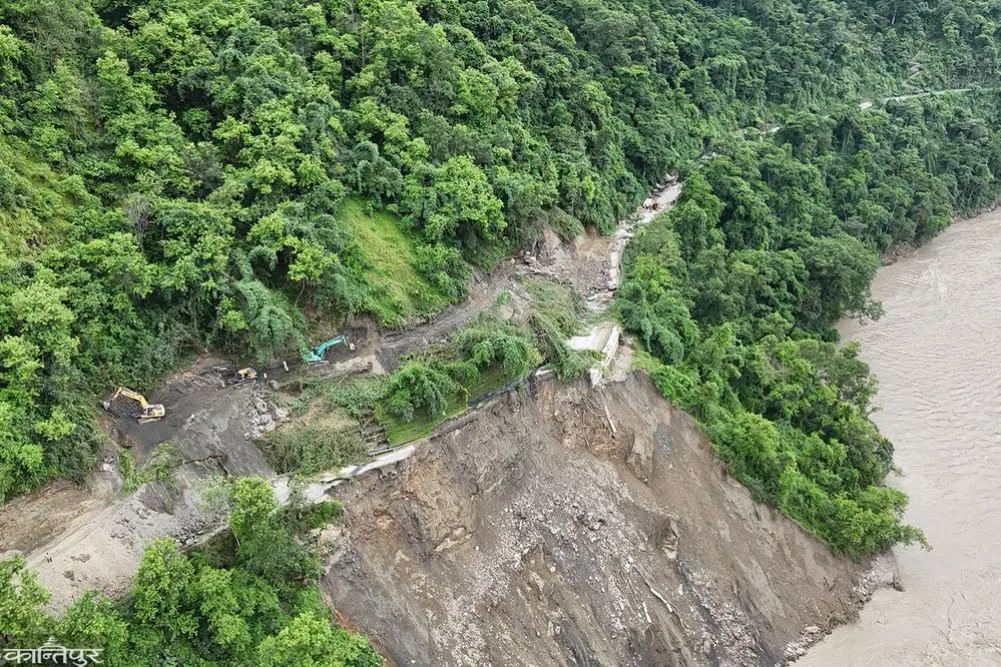 अविरल वर्षाका कारण पृथ्वी राजमार्ग अन्तर्गत धादिङ जिल्लाका विभिन्न सात स्थानमा पहिरो खसेको छ ।