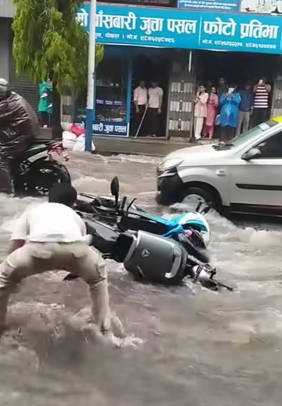 देशभर मनसुनी र पश्चिमी वायुको दोहोरो प्रभाव, आज यी प्रदेशमा हुनेछ अति भारी वर्षा