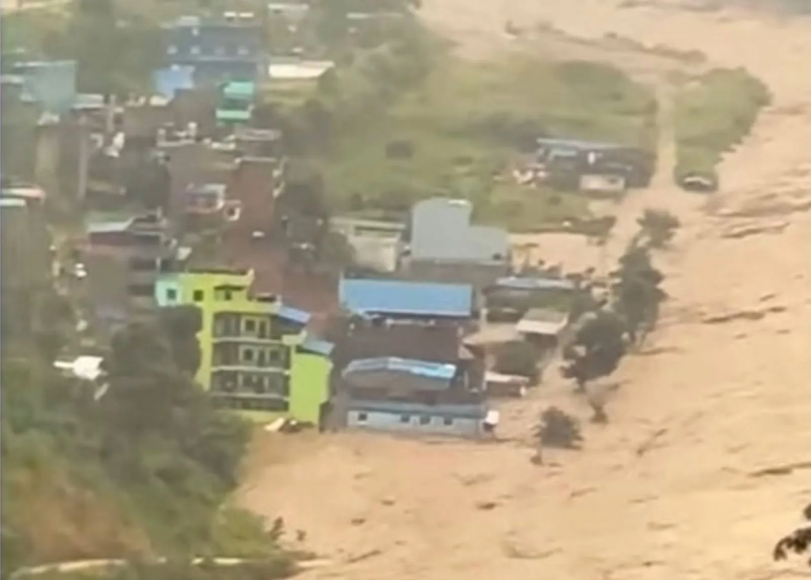 पर्वतको जलजलामा बाढीले २० भन्दा बढी घर बगायो