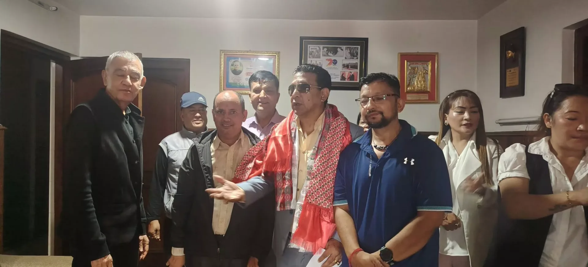 दीपक मनाङे नेपाली कांग्रेसकाे देउवा समूहमा प्रवेश