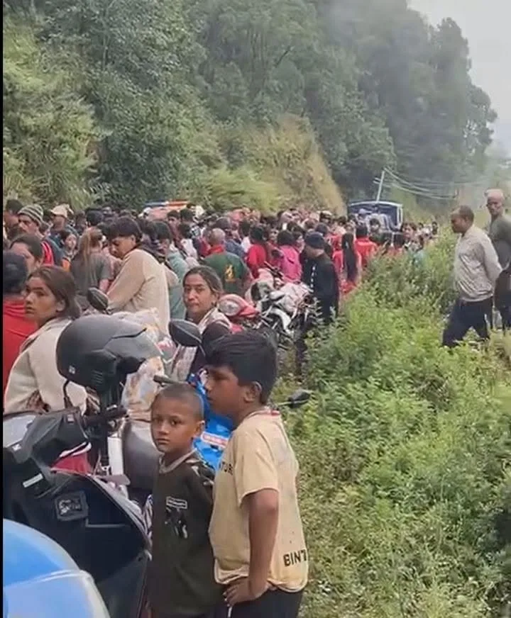पोखरा–२८ मा कालिका बोर्डिङ स्कुलको बस दुर्घटना, उद्धारमा जुटे सुरक्षाकर्मी र स्थानीय