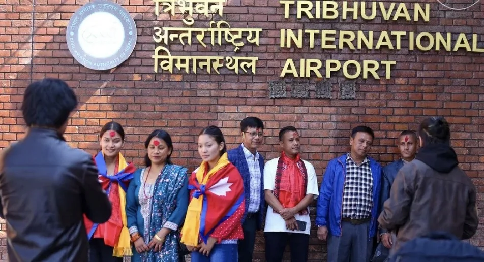 दसैँमा पनि रोकिएन बिदेसिने युवाको लर्को